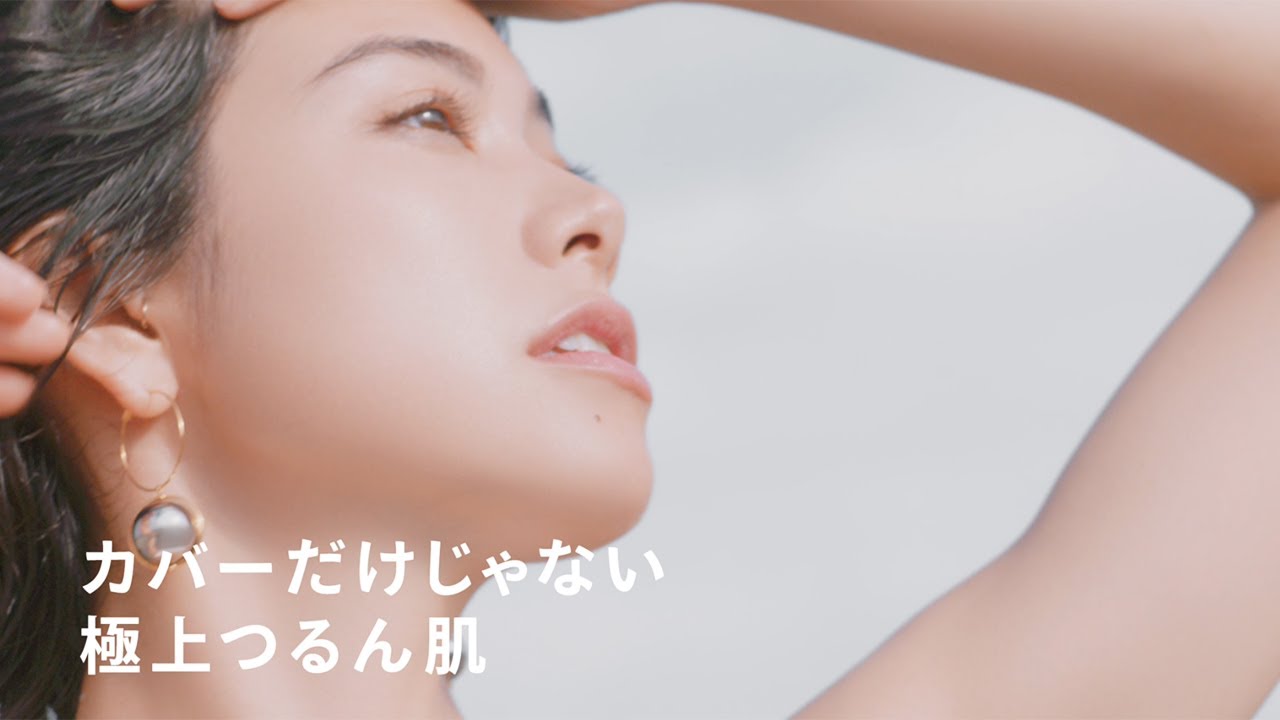 森星、大胆白ドレスで美肌披露 マキアージュ新CM「毛穴レス美容液リキッドファンデ、誕生」編