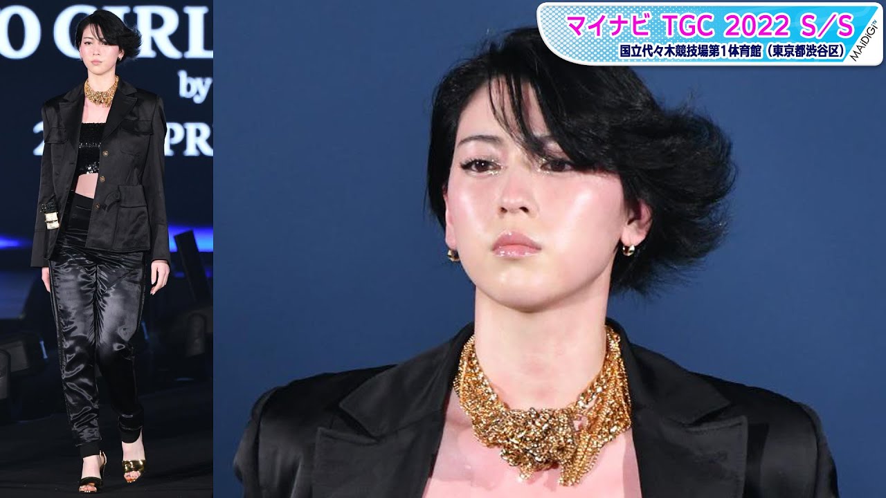 三吉彩花、へそ出しブラックコーデでTGCランウエー登場