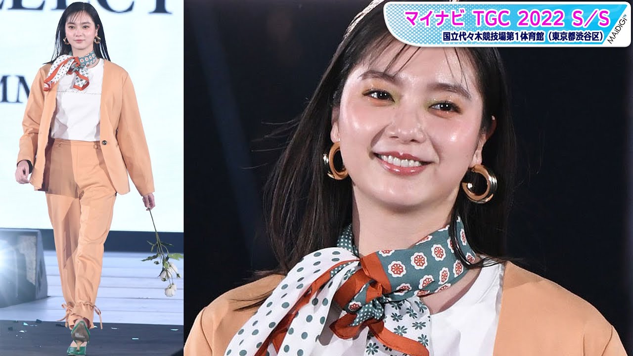 新川優愛、ペールトーンのセットアップで春らしく 柄スカーフ×大ぶりアクセでコーデ格上げ