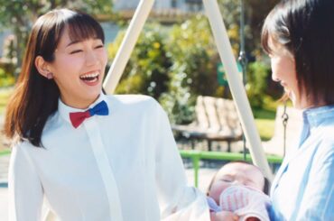吉岡里帆、ママさんたちと広場で談笑 撮影中子供たちと楽しそうに遊ぶ姿も UR賃貸住宅新CM「くらしを咲かせる」編&メーキング