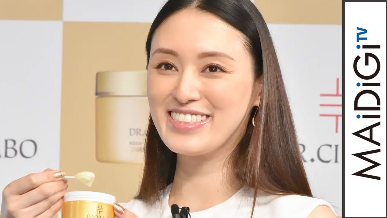 栗山千明、美スタイル際立つシンプル&技ありワンピ ゴールド小物で品良く