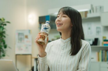 【綾鷹】 綾鷹カフェ 吉岡里帆 TVCM「カフェにしますか」ほうじ茶ラテ篇 15秒 AYATAKA TVCF