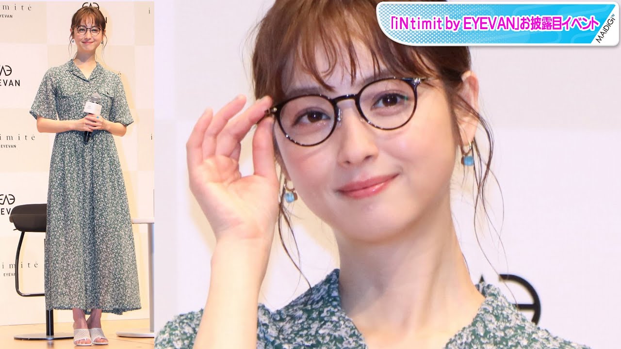 佐々木希、メガネをかけた大人のワンピースコーデ ウエーブヘアでフェミニンに