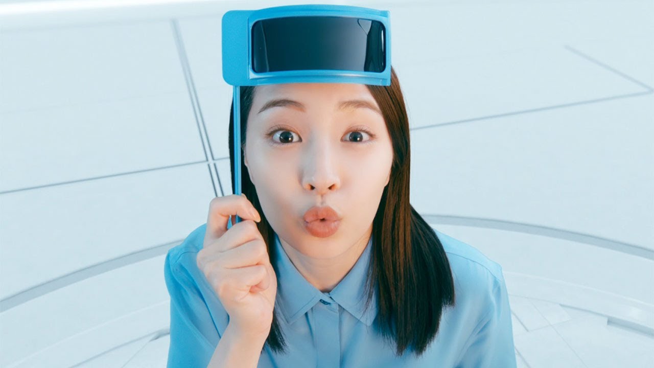 広瀬すず、「うー!」と“チュー顔”披露 チャーミングな表情連発 AGC新CM「素材でがんばるAGC/太陽光発電篇」