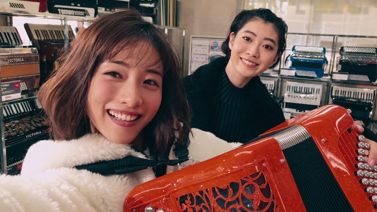 石原さとみ、“インスタ映え”する下町・西日暮里を満喫 新しい髪形で