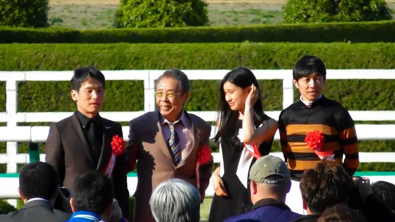 ノースリーブ土屋太鳳さん。キタサンブラック、大阪杯表彰式。北島三郎、武豊。阪神競馬場、現地映像