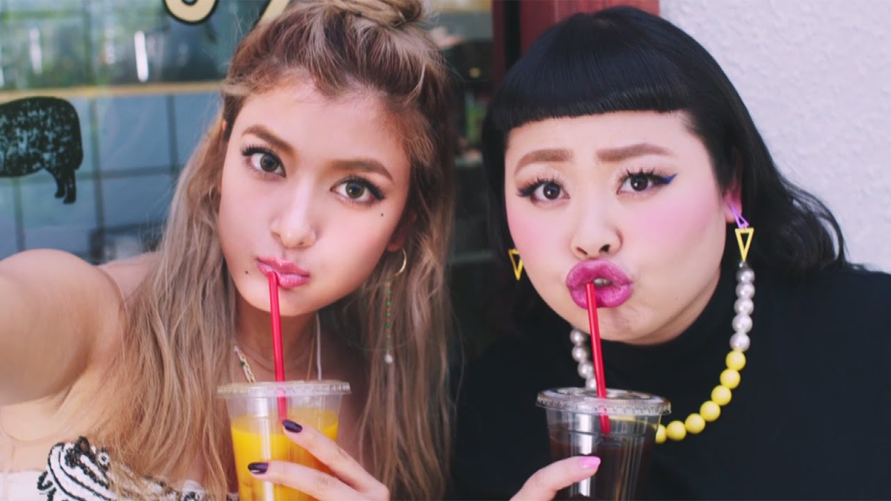 ローラ&渡辺直美の“ニアチューポーズ”が可愛すぎる!「MERY」新CM「カフェ」編