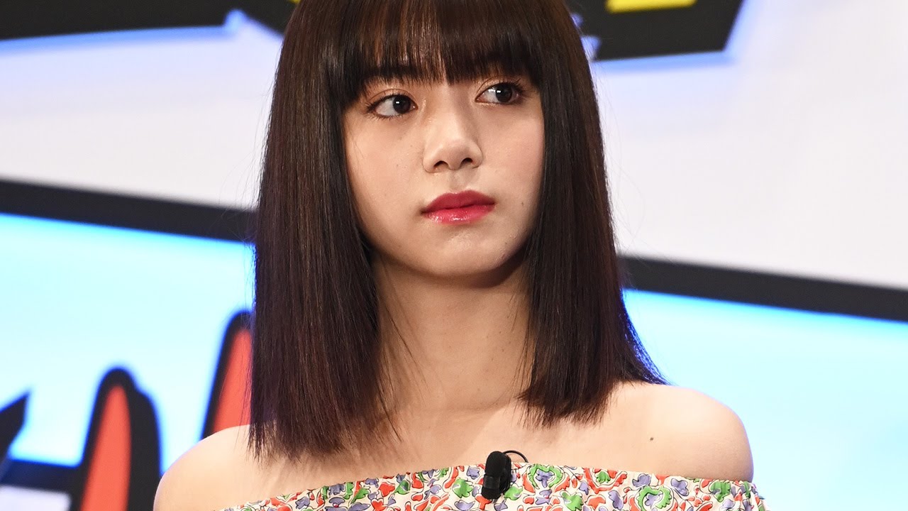 池田エライザ、オフショルダーで美肌見せ 華やか総柄コーデを黒で引き締め