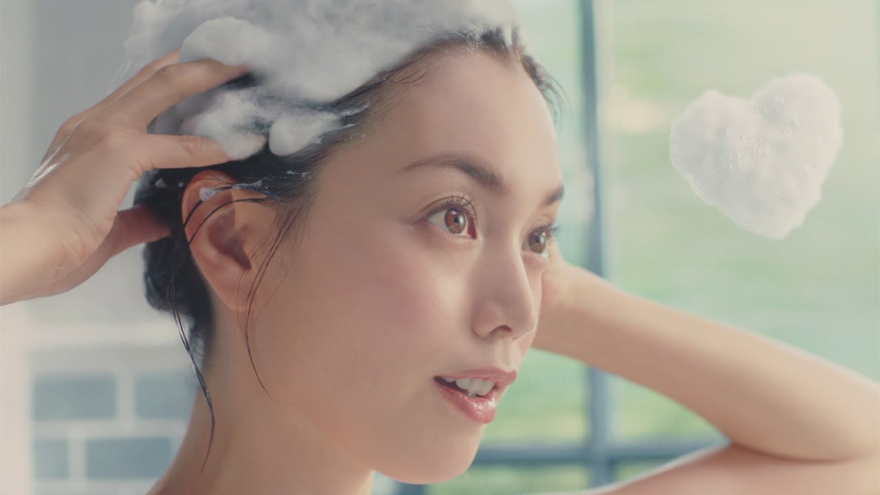 蛯原友里、夢のようなバスタイム ふわふわ泡で宙に浮く? 「h&s」新CM「地肌に愛をこめて」編