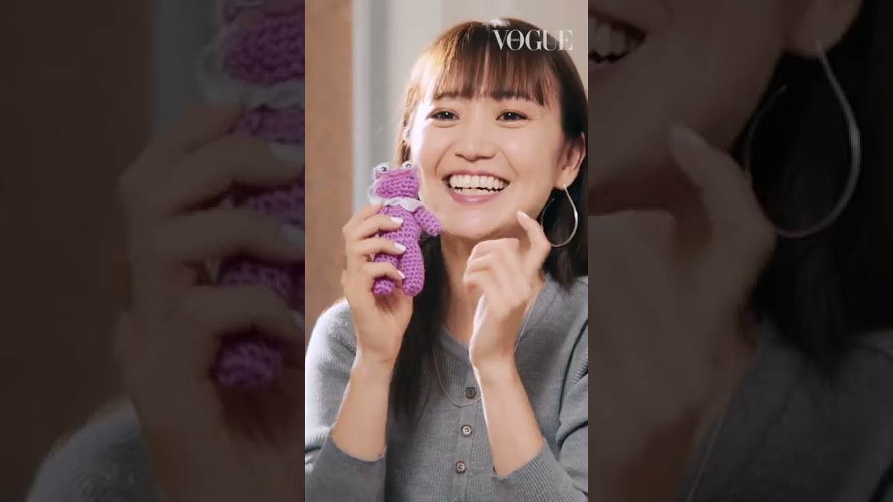 大島優子、バッグの中身を紹介。| VOGUE JAPAN #Shorts #In The Bag #バッグの中身