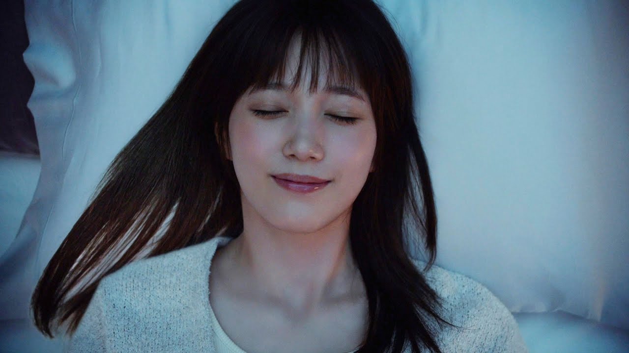 本田翼、ベッドにごろん キュートな寝顔披露/美肩チラリのメーキングも ダイアン パーフェクトビューティー「トゥルン♪へ旅立ち」編