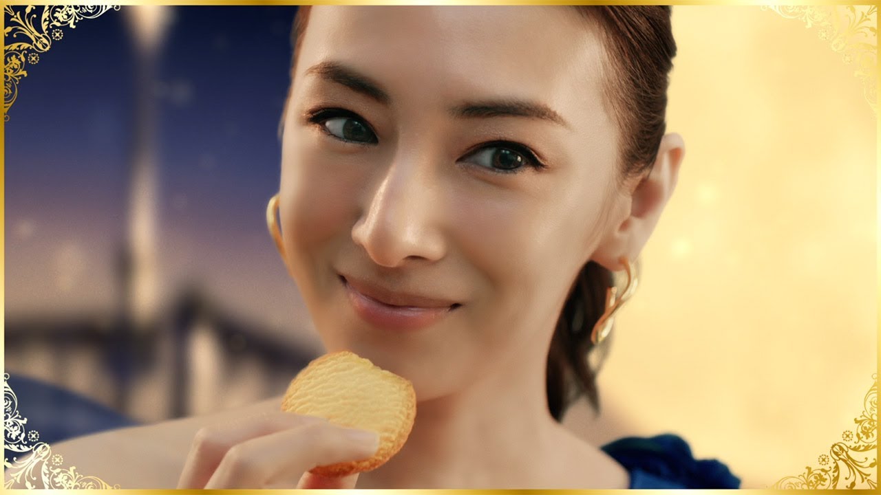 北川景子、“月の女神”降臨!? 豪華ドレスで美脚チラリ 森永ビスケット「ムーンライト」新CM「月の女神」編&メーキング