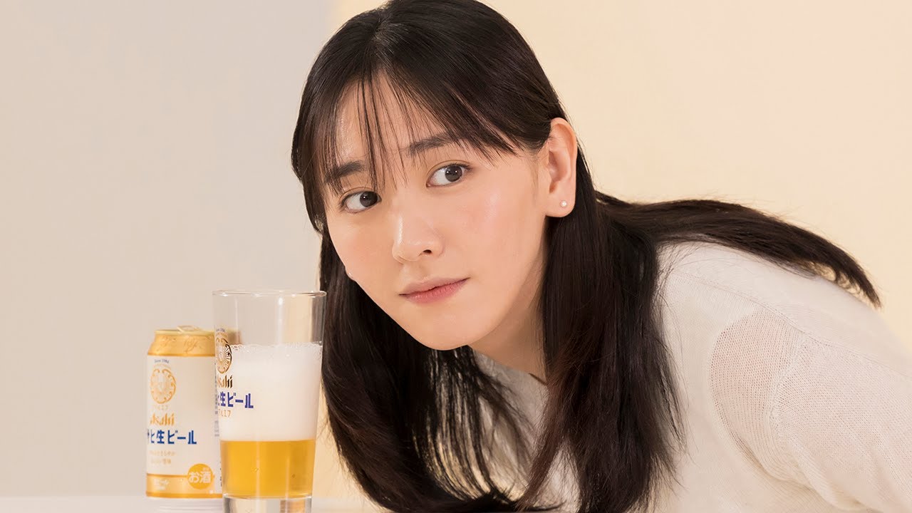 新垣結衣、おいしいビールの注ぎ方に挑戦 泡の音に耳澄ませる姿がキュート! アサヒ生ビール 通称マルエフ 新CMメーキング