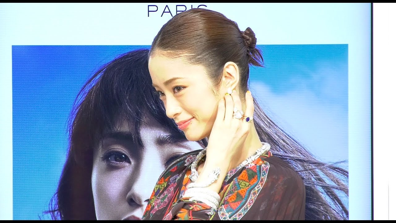 上戸彩が総額2億円相当の美しすぎる煌びやかなジュエリーをまとい登場!