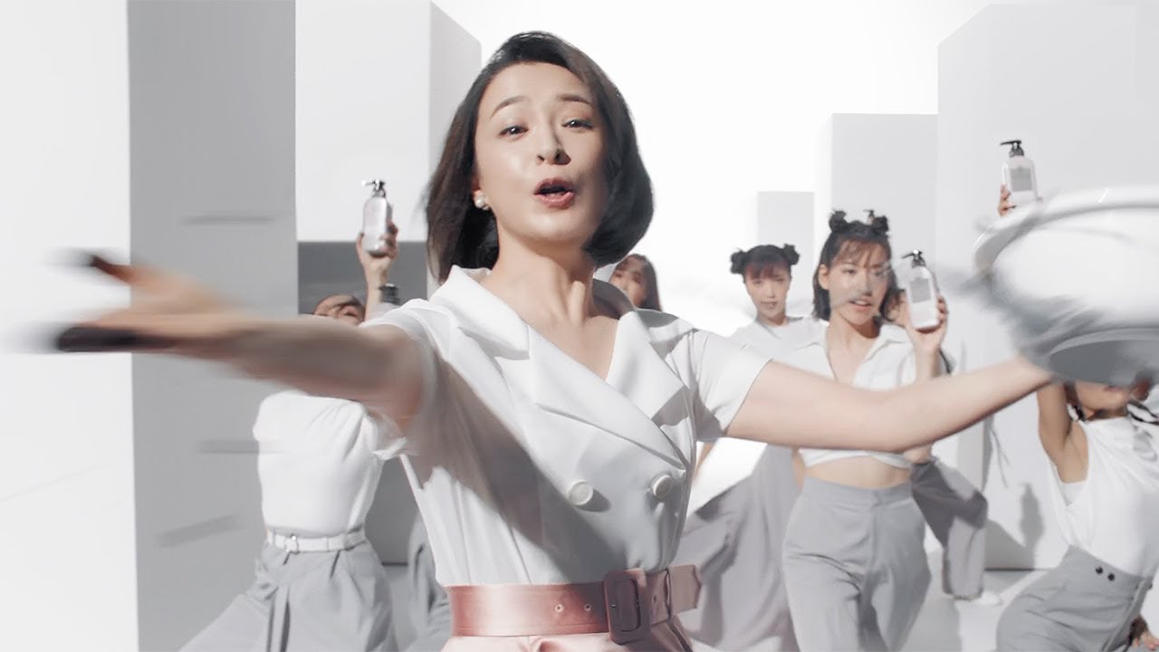 檀れい、まるでミュージカルの1シーン!軽快なダンス披露 「clayence」新CM&メーキング