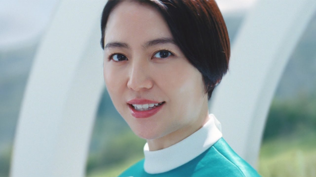 長澤まさみ、実は“未来人”だった? 美スタイル際立つ衣装にも注目 クボタ新CM「クボタが描く未来 スマートビレッジ構想」編