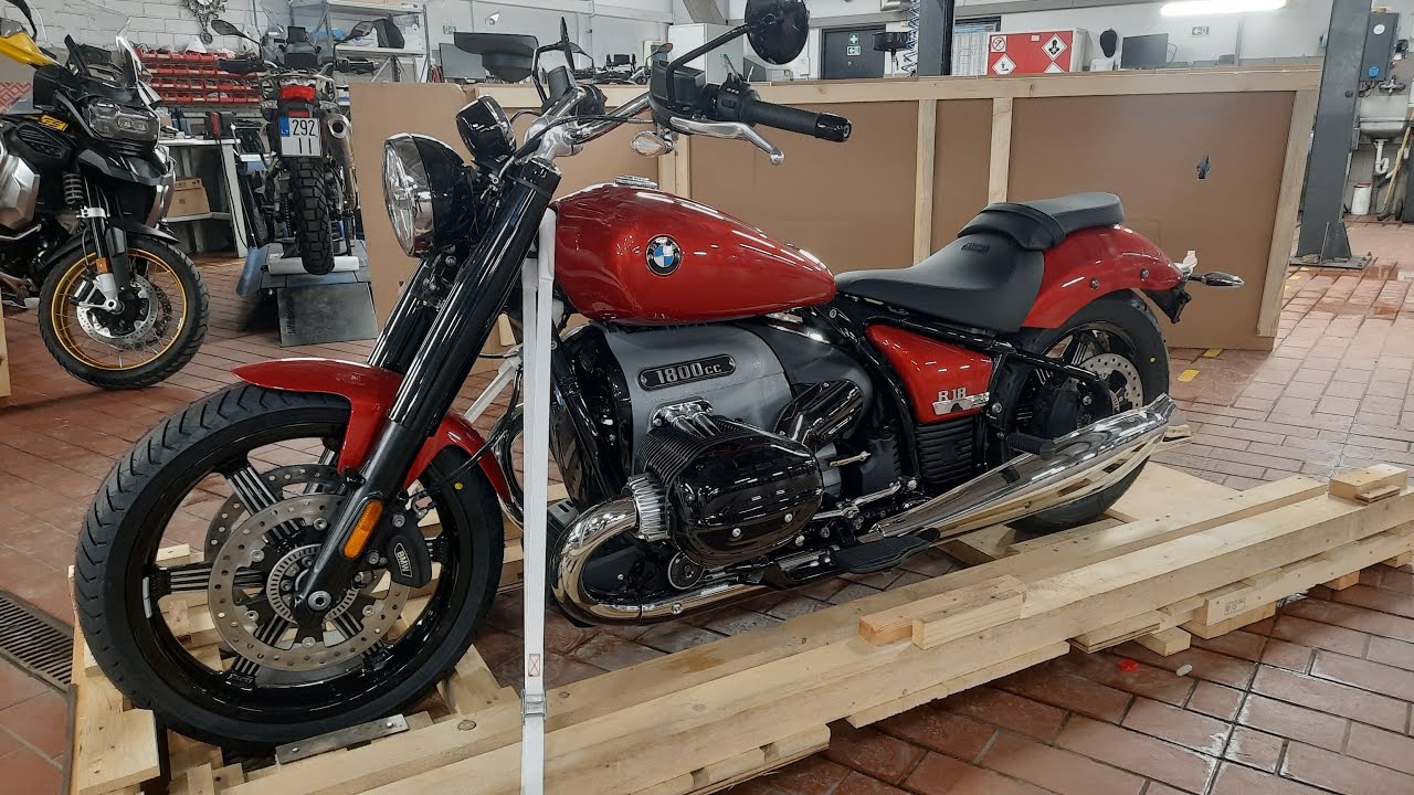 BMW R18 Mars Red Unboxing