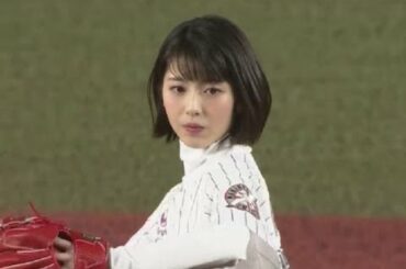 浜辺美波、始球式でホームランを打たれてしまう。