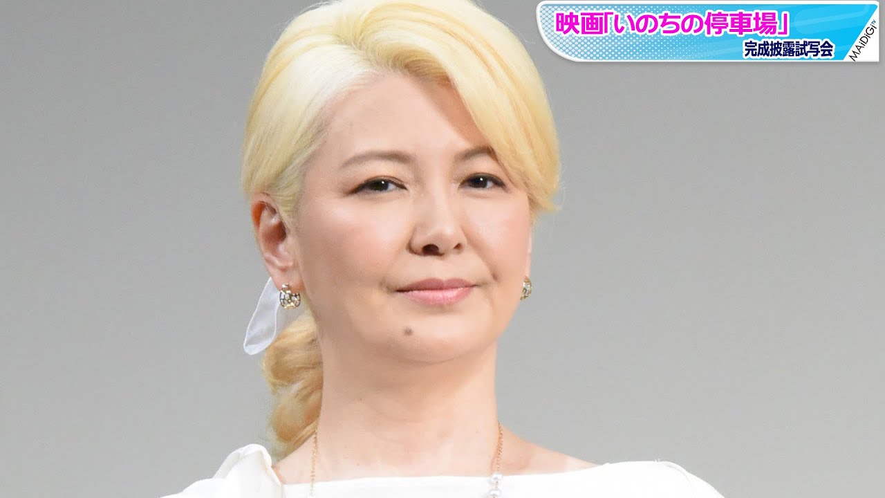 南野陽子、金髪×ホワイトコーデで存在感 アクセでエレガントさも