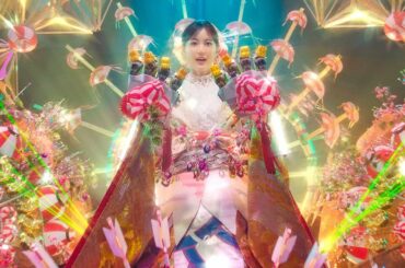 生田絵梨花、全長6mのド派手衣装で歌う! 大量の縁起物まとった“素財姫”に!? ADEKA新CM「素財姫(縁起物)篇」&メーキング