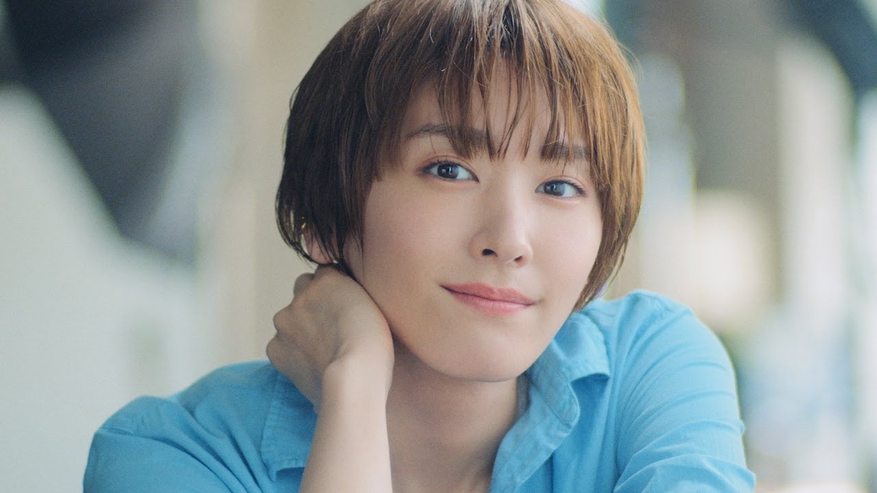 新垣結衣、髪バッサリでイメチェン!? 5人の新垣さんが登場! 【ライオン「ソフラン アロマリッチ」5つの香りと5人の新垣さん。コンセプトムービー】