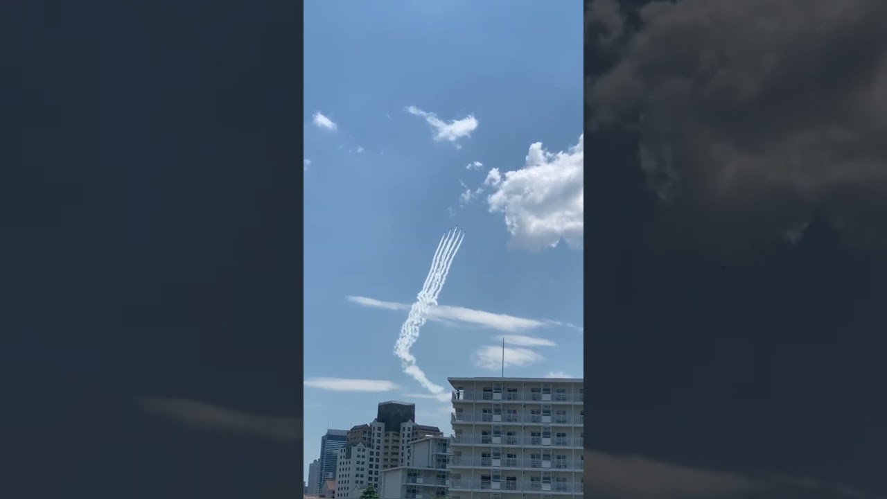 新型コロナウイルスに対応する医療従事者などに対する敬意と感謝を示すためにブルーインパルスが東京上空の飛行✈︎デルタ隊形からのリーダーズ・ベネフィット隊形そしてフェニックス隊形✈︎凄すぎました。