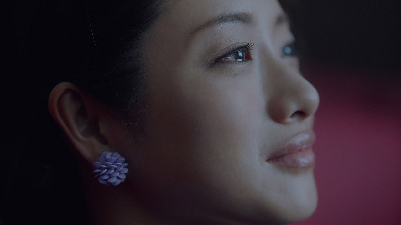 石原さとみ、ドレスつまんでキュートにお辞儀 映画で涙ぐむ姿も