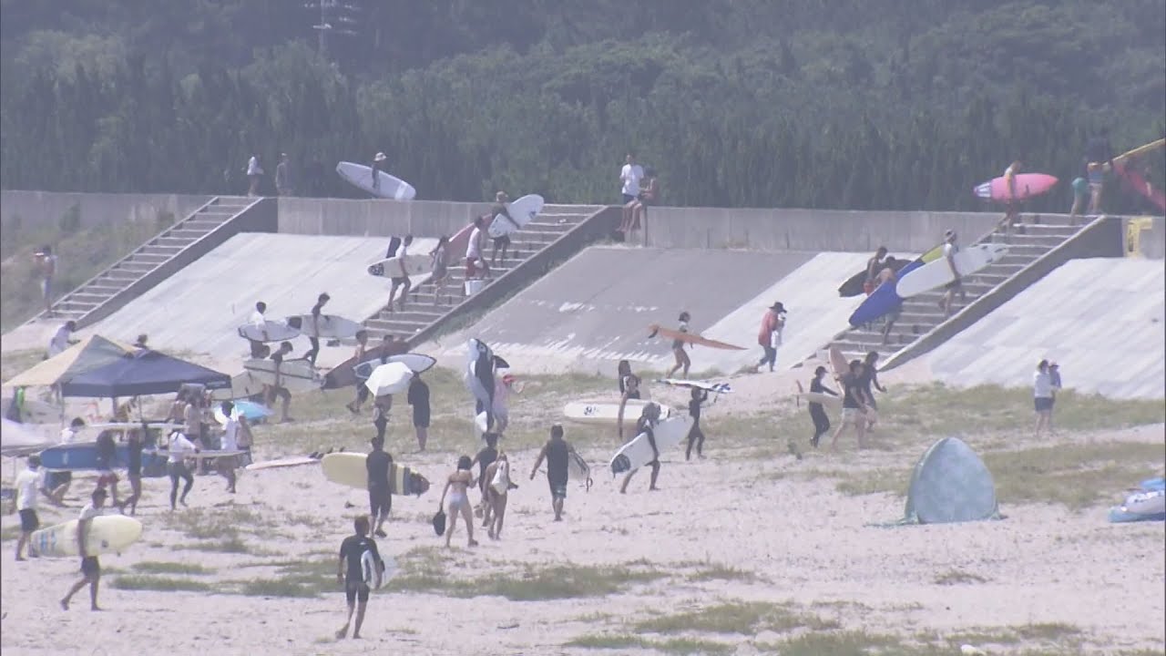 サーファーら1700人が一斉に高台へ 津波最大12メートル想定 西日本有数のサーフスポットで大規模な避難訓練