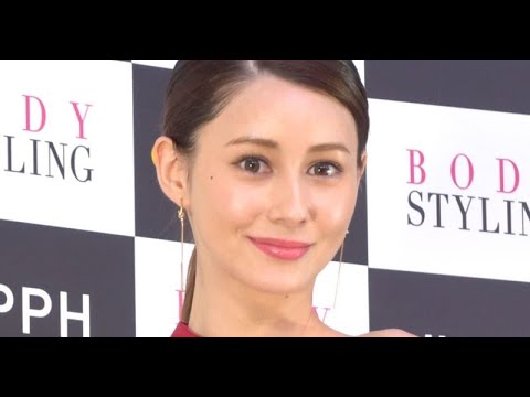 B1- 33歳・ダレノガレ明美、美太もも全開“超ミニ”制服姿に反響「脚長ッ」「違和感ない」「流石です」