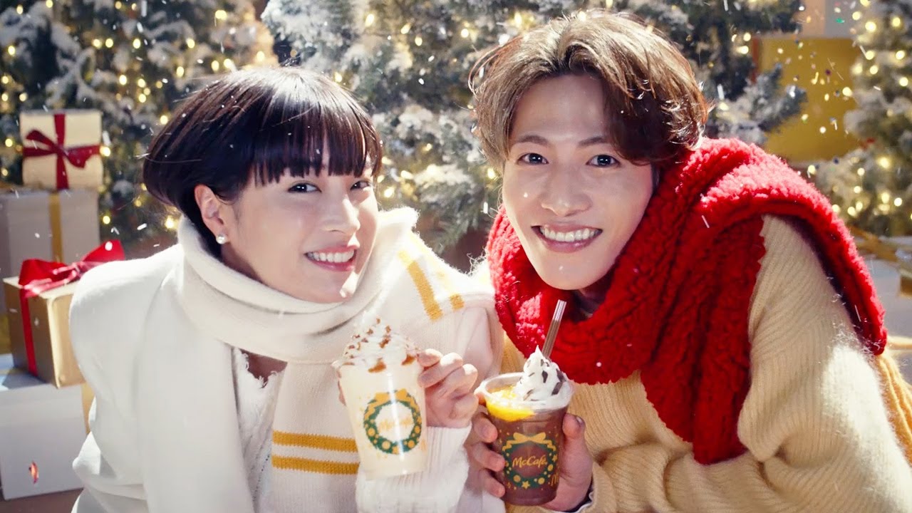 広瀬すず&志尊淳、お店にクリスマスの魔法をかけていく! 華麗でキュートなダンスも マクドナル新CM マックカフェ「マックにホリデーフラッペがやってきた」篇