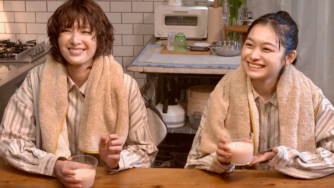 吉瀬美智子、月島琉衣のキュンとした笑顔を大絶賛!お風呂上がりの仲良し母娘に/森永「PURESU 発酵酢ドリンク」CM+インタビュー+メイキング