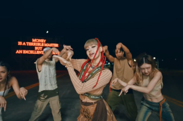 このマッシュアップはずっと頭の中にあった.. LISA - 'MONEY' x FAR TOO LOUD - MONEYMAKER (まばたきがこれについてどう思うか知りたい:p)