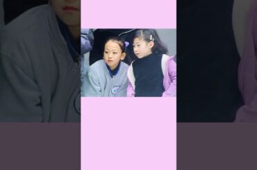 おねえさん達の表彰式を見つめる浅田真央&村上佳菜子 #フィギュアスケート