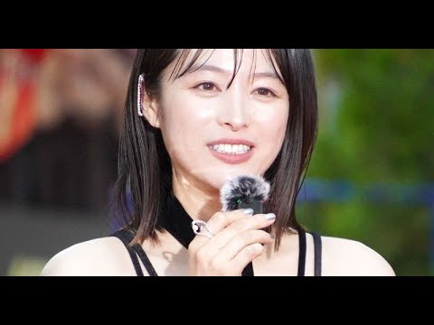 T2- 清野菜名、大胆ドレスで美背中全開 『キングダム』レカペに登場