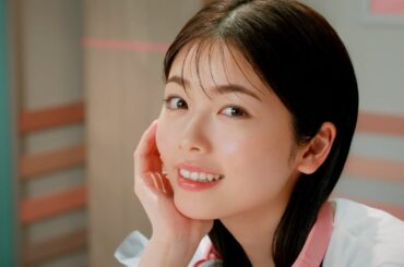 小芝風花、愛されアイライナーでキリッとしたまなざし！ラジオパーソナリティー扮して登場！