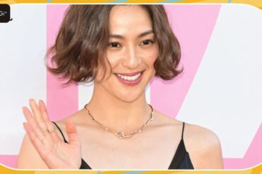 中村アン、大胆Vカットのキャミワンピで美肌見せ　エッフェル塔プリント×ゴールドアクセで華やかに