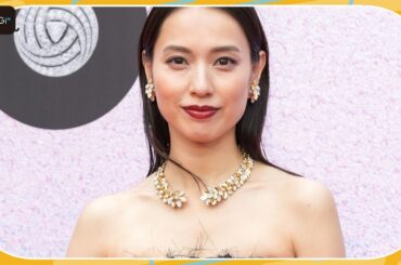 戸田恵梨香、大胆スリットで美脚すらり　「カルティエ」ジュエリー着け「背筋が伸びる感じ」