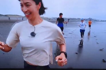 砂浜をランニングする安田美沙子さん　美しすぎます　ランスマ