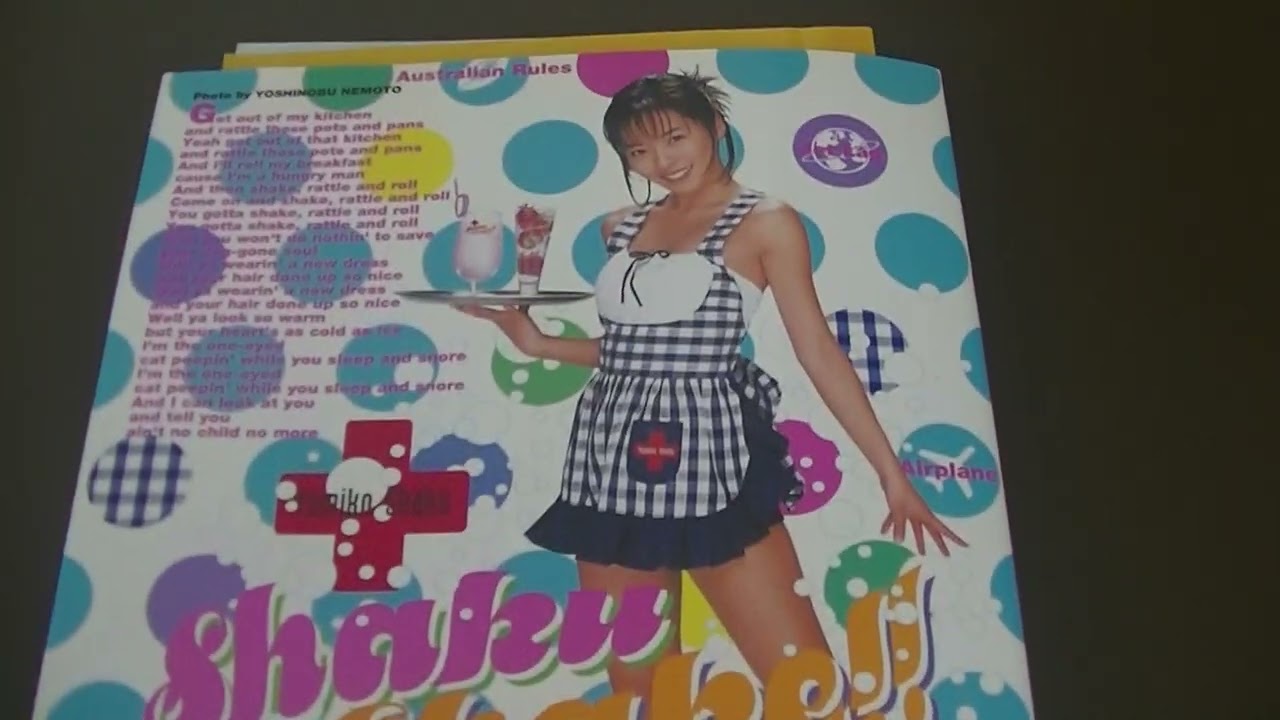 釈由美子さんの写真集『Shaku Shake!!』の紹介