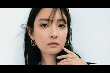 T2- 菜々緒、“太もも全開”で圧巻のミニ美脚「秋の新作をたくさんご紹介しています」