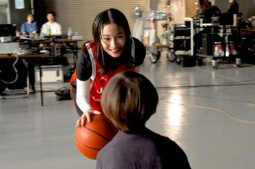 広瀬すず、 “元バスケ部”本気のドリブル＆シュートで実力を発揮！7歳の後輩とバスケで遊ぶ一面も　三井不動産新TVCM『三井のすずちゃん』シリーズ「オリパラ」篇＆メイキング