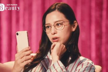 中条あやみ、メガネ＆パジャマ姿から一変！？ミュージカル風の衣装早替わりを披露！『ホットペッパービューティー』新CM「舞台の中のあやみさん」篇＆「空の上のLiLiCoさん」篇