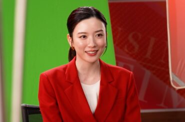 永野芽郁、キャスターとして赤スーツを着こなす！難しいセリフの成功にガッツポーズも　「ドコモビジネス」新TVCM『ドコモビジネスの誤解「ソリューション」篇』