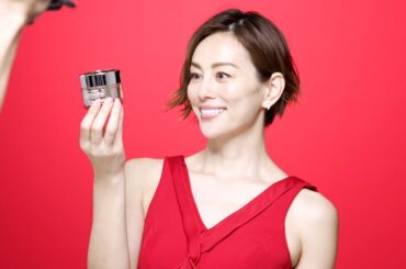 米倉涼子、鮮やかな赤のドレス姿で美デコルテ＆スタイルを披露！　「グレイス ワン　リンクルケア」シリーズ新CM