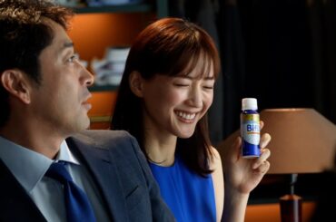 綾瀬はるか、迫田孝也のアドリブに思わず吹き出す！？メイキング映像公開　「BifiXヨーグルトドリンク」新CM『BifiXドリンク登場（ショッピングモール）』篇
