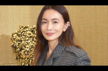 ＜長谷川京子＞「大人の色気がすごい」ナイトウエア姿　美バストで魅了