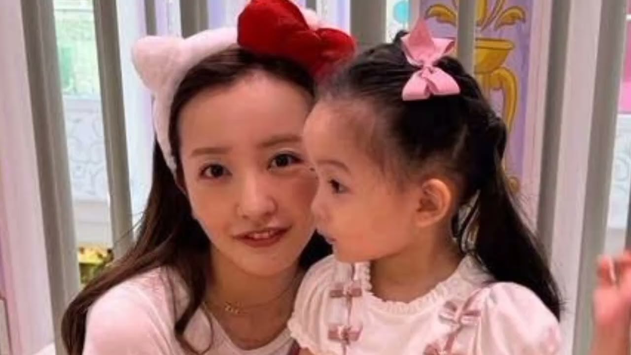“2人とも天使”板野友美2歳娘「ベビちん」とギンガムチェックの親子コーデを披露　片手で娘をだっこするショットに共感の声も