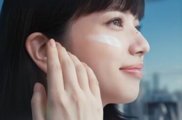 小松菜奈  資生堂 アネッサ 金のジェル「未来のシミまで防ぐ」篇 TVCM