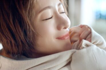 石原さとみ、セットのピアノも演奏！香りが伝わる繊細な表情／ハミングフレア CM＋メイキング＋インタビュー