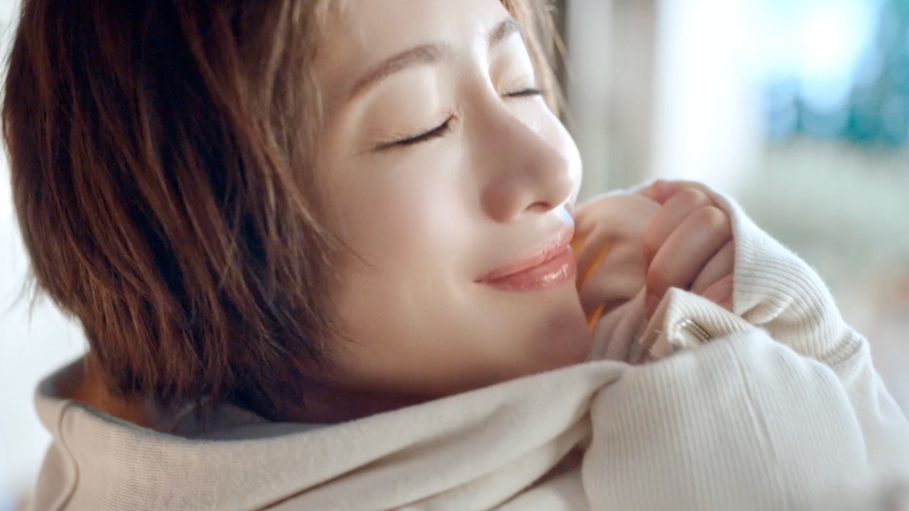 石原さとみ、セットのピアノも演奏!香りが伝わる繊細な表情/ハミングフレア CM+メイキング+インタビュー 石原さとみ、セットのピアノも演奏!香りが伝わる繊細な表情/ハミングフレア CM+メイキング+インタビュー